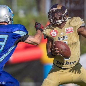 A.J. Springer auf der Flucht vor Mario Meszaros im Spiel Albershausen Crusaders – Nuernberg Rams-28 A.J. Springer auf der Flucht vor Mario Meszaros im Spiel Albershausen Crusaders - Nuernberg Rams