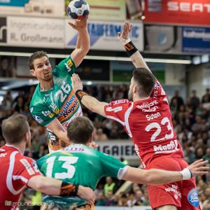 Adrian Pfahl auf Niclas Barud