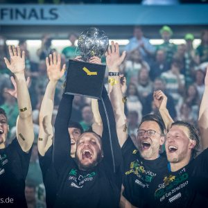 Bastian Rutschmann mit dem EHF-Pokal Bastian Rutschmann mit dem EHF-Pokal