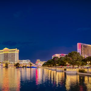 Blick ueber den See vor dem Bellagio - rechts das Paris