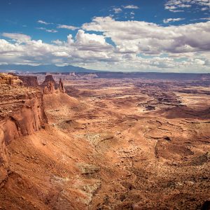 Blick vom Mesa Arch im Canyonlands Nationalpark ins Tal Blick vom Mesa Arch im Canyonlands Nationalpark ins Tal