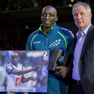 Ehrung des Weltmeisters Kevynn Nyokas beim Allstar Game der Handball Bundesliga 2015 Ehrung des Weltmeisters Kevynn Nyokas beim Allstar Game der Handball Bundesliga 2015