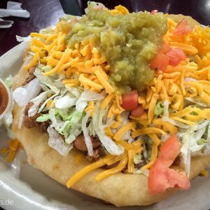 Ein Navajo Taco im Cameron Trading Post Ein Navajo Taco im Cameron Trading Post