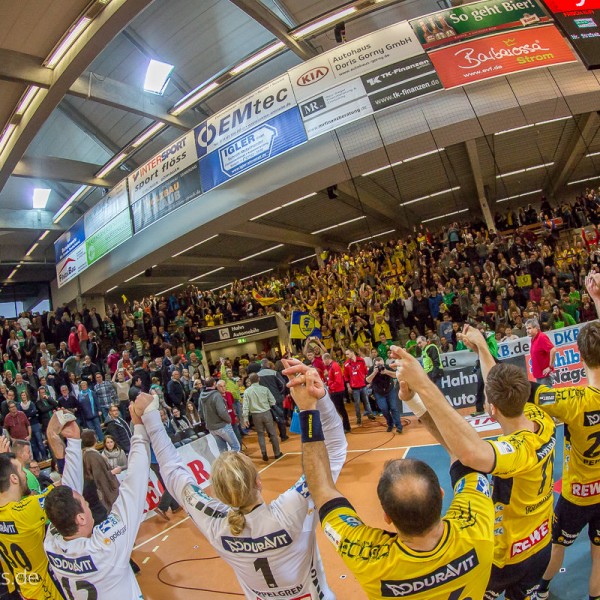 Feiernde Loewen in Goeppingen