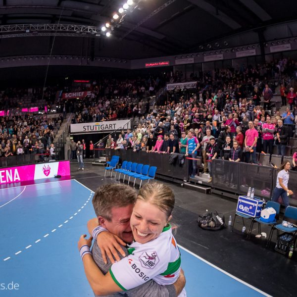 Holger Riegel freut sich mit Michaela Hrbkova