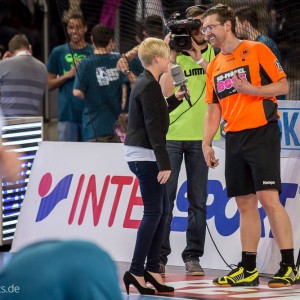 Interview mit dem Schiedsrichter waehrend des Spiels Interview mit dem Schiedsrichter waehrend des Spiels