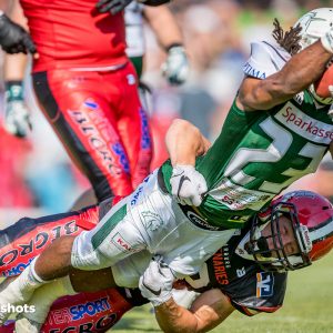 Jerome Manyema wird getackelt Jerome Manyema wird getackelt