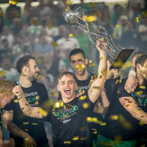Joschua Braun mit dem EHF-Pokal Joschua Braun mit dem EHF-Pokal