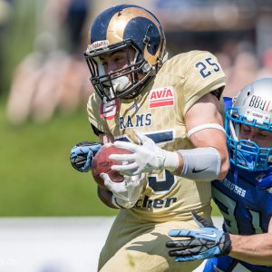 Justin Alvarizares wird von Alexander Kallis getackelt Justin Alvarizares wird von Alexander Kallis getackelt