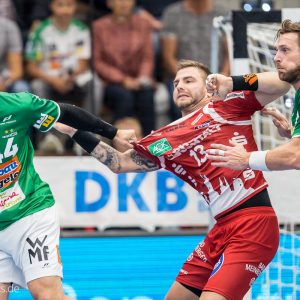 Kampf um den besten Platz am Kreis im Spiel FRISCH AUF Goeppingen - TBV Lemgo-1