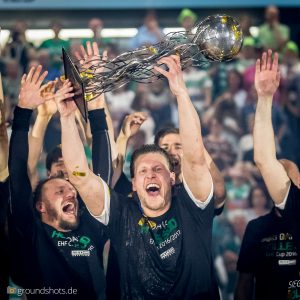Lars Kaufmann mit dem EHF-Pokal Lars Kaufmann mit dem EHF-Pokal