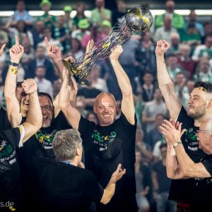 Magnus Andersson mit dem EHF-Pokal Magnus Andersson mit dem EHF-Pokal