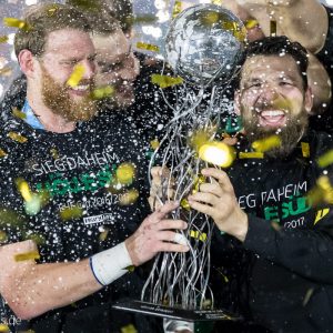 Manuel Spaeth und Primoz Prost mit dem EHF-Pokal Manuel Spaeth und Primoz Prost mit dem EHF-Pokal