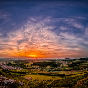 Blick vom Messelberg auf den Sonnenuntergang hinter dem Hohenstaufen