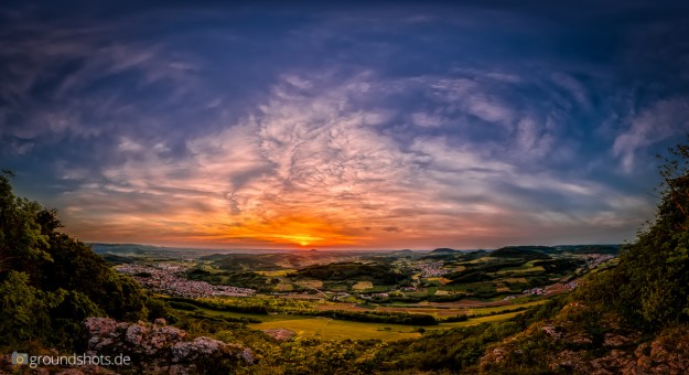 Blick vom Messelberg auf den Sonnenuntergang hinter dem Hohensta Blick vom Messelberg auf den Sonnenuntergang hinter dem Hohenstaufen