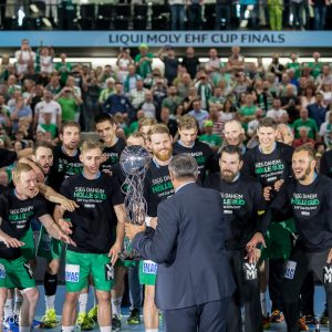 Pokaluebergabe nach dem Finale Fuechse Berlin – FRISCH AUF Goeppingen Pokaluebergabe nach dem Finale Fuechse Berlin - FRISCH AUF Goeppingen