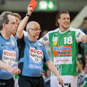 Rot fuer Lars Kaufmann im Spiel FRISCH AUF Goeppingen - MT Melsungen