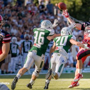 Silas Nacita wird den Ball grade noch los Silas Nacita wird den Ball grade noch los