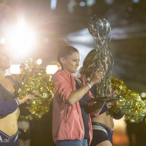 Skispringerin Carina Vogt bringt den Pokal in die Halle Skispringerin Carina Vogt bringt den Pokal in die Halle