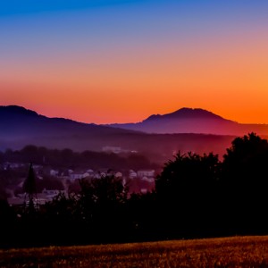 Sonnenaufgang ueber den drei Kaierbergen: Hohenstaufen - Rechberg und Stuifen