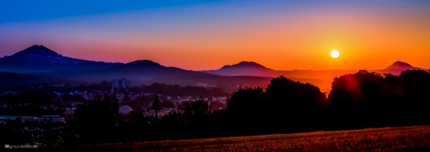 Sonnenaufgang ueber den drei Kaierbergen: Hohenstaufen – Rechberg und Stuifen Sonnenaufgang ueber den drei Kaierbergen: Hohenstaufen - Rechberg und Stuifen