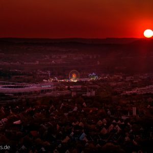 Sonnenuntergang ueber dem Fruehlingsfest und dem Mercedes-Benz-Stadion