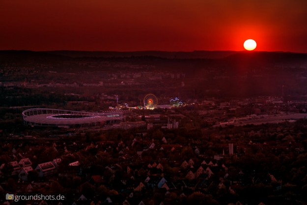 Sonnenuntergang ueber dem Fruehlingsfest und dem Mercedes-Benz-Stadion Sonnenuntergang ueber dem Fruehlingsfest und dem Mercedes-Benz-Stadion