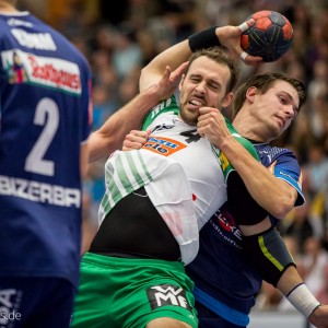 Tim Kneule im DHB-Pokal HBW Balingen-FRISCH AUF Goeppingen Tim Kneule im DHB-Pokal HBW Balingen-FRISCH AUF Goeppingen