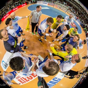 Feiernde Hamburger nach dem Spiel Frisch Auf Goeppingen - HSV Hamburg