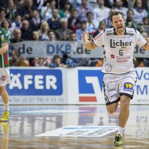 Jens Tiedtke (HSG Wetzlar) freut sich über der Sieg, im Hintergrund Michael Haass (FRISCH AUF Goeppingen) Jens Tiedtke (HSG Wetzlar) freut sich über der Sieg, im Hintergrund Michael Haass (FRISCH AUF Goeppingen)