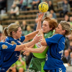 Marlene Windisch gegen drei im Spiel Frisch Auf Frauen – HSG Blomberg-Lippe Marlene Windisch gegen drei im Spiel Frisch Auf Frauen - HSG Blomberg-Lippe