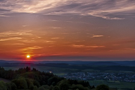 Sonnenuntergang auf der Spielurg unter dem Hohenstaufen