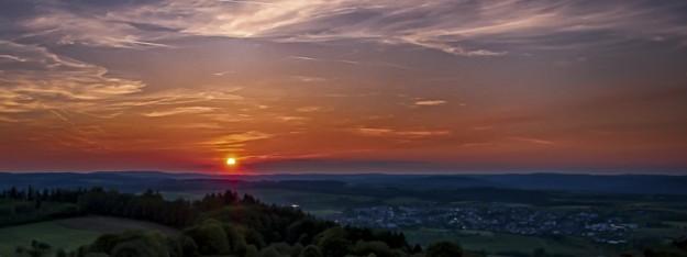 Sonnenuntergang auf der Spielurg unter dem Hohenstaufen