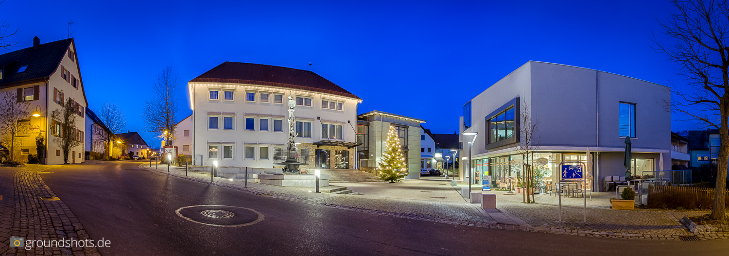 Waeschenbeuren: Manfred-Woerner-Platz mit Rathaus und Bibliothek