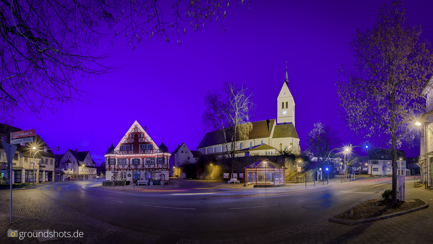 Waeschenbeuren: Pfarrkirche Sankt Johannes und Sparkasse